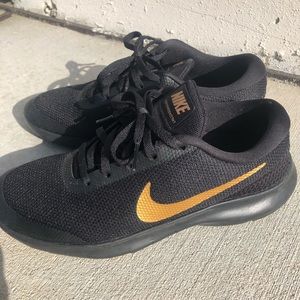 Nike Tanjun Black & Gold Sneaker size 7.5